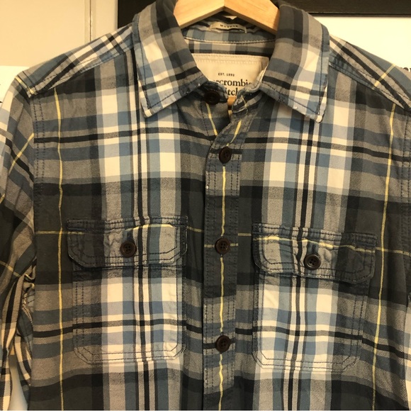 Blue plain Flannel Men’s Button-Up: Abercrombie and Fitch - Picture 3 of 8